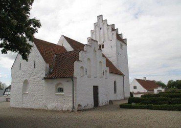 Lundby kirke set fra øst.