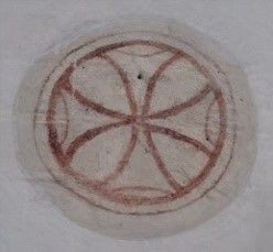 I triumfbuen ses to indvielseskors, som formentlig er blevet kalkmalet i anledning af biskoppens eller ærkebiskoppens indvielse af kirken
